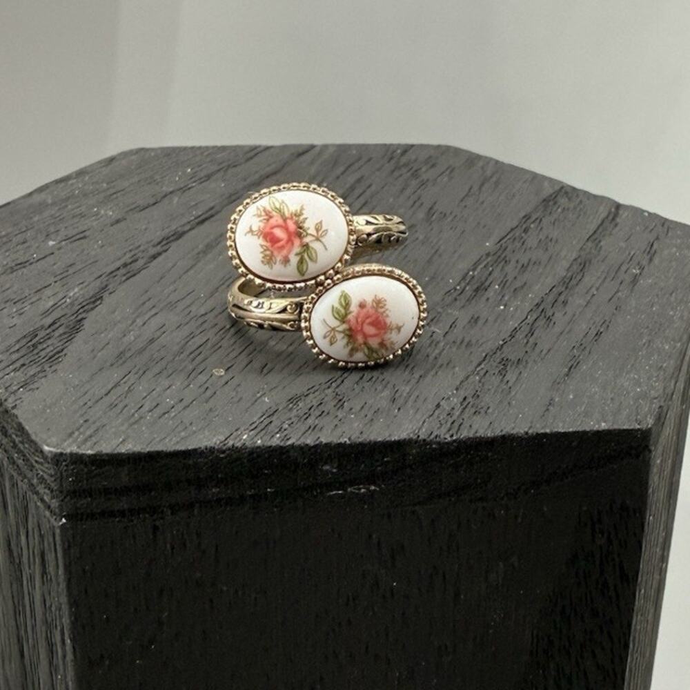 Vintage Sarah Coventry Sweet Briar Porcelain Rose Adjustable Ring Gold Tone